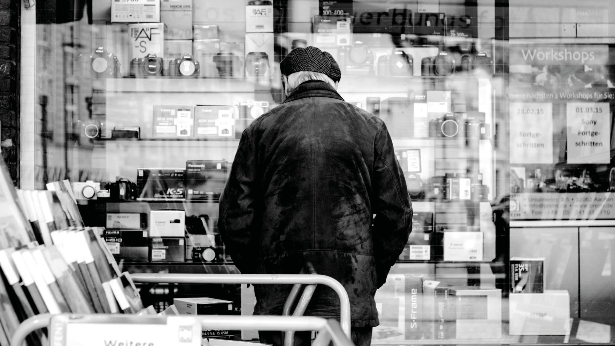 Älterer Mann vor einem Schaufenster